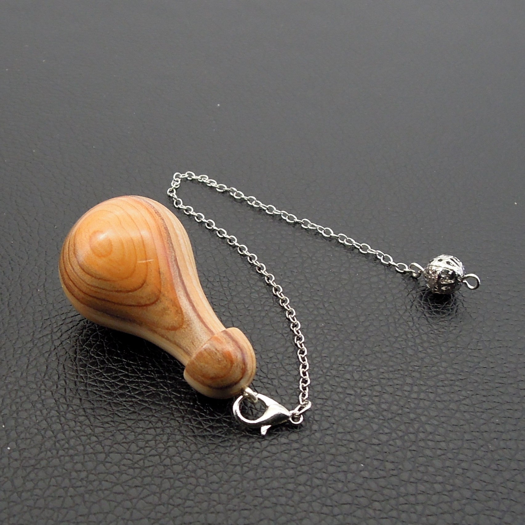 Pendule artisanal divinatoire en if avec chainette.