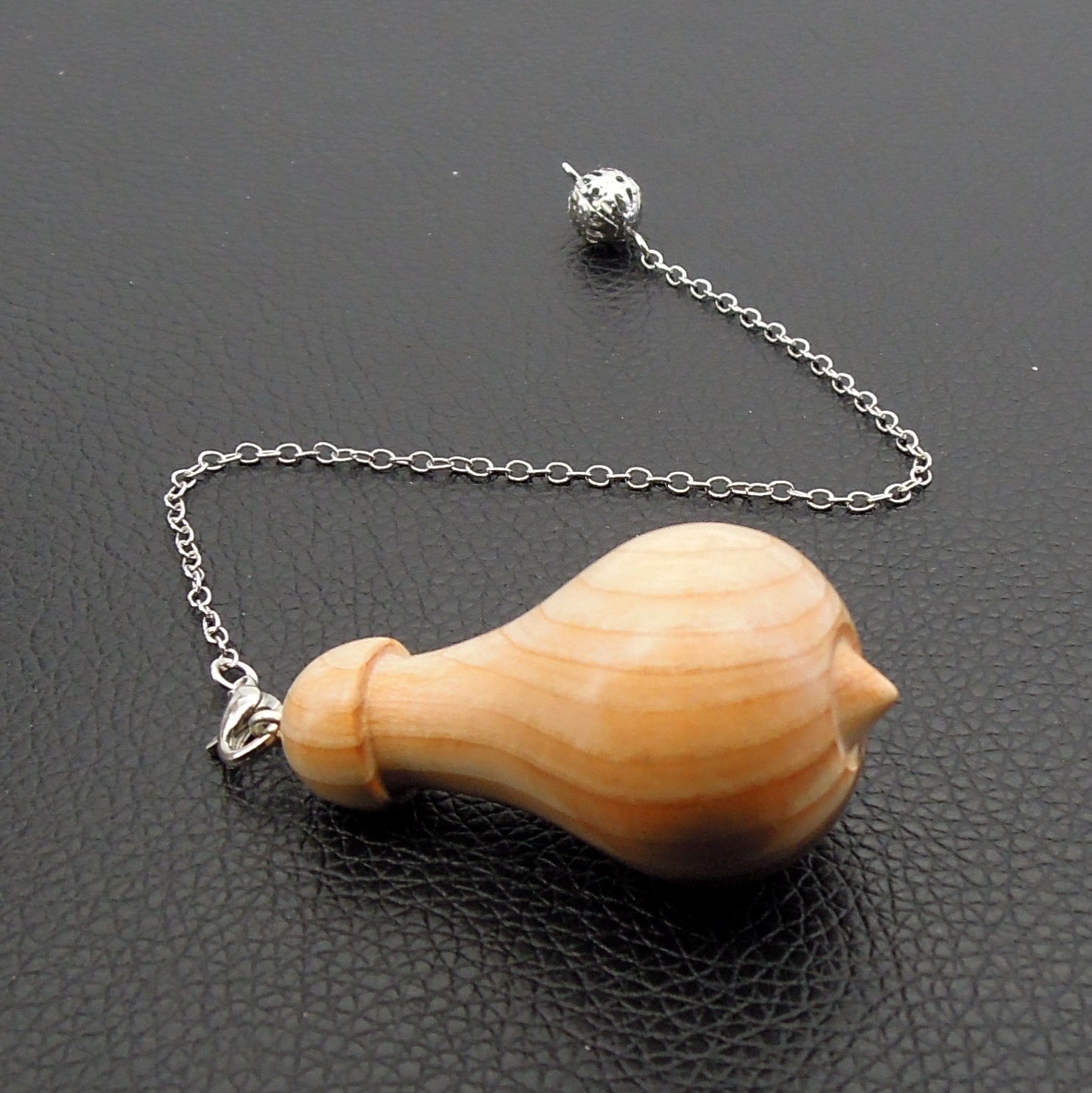 Pendule artisanal divinatoire en if avec chainette.