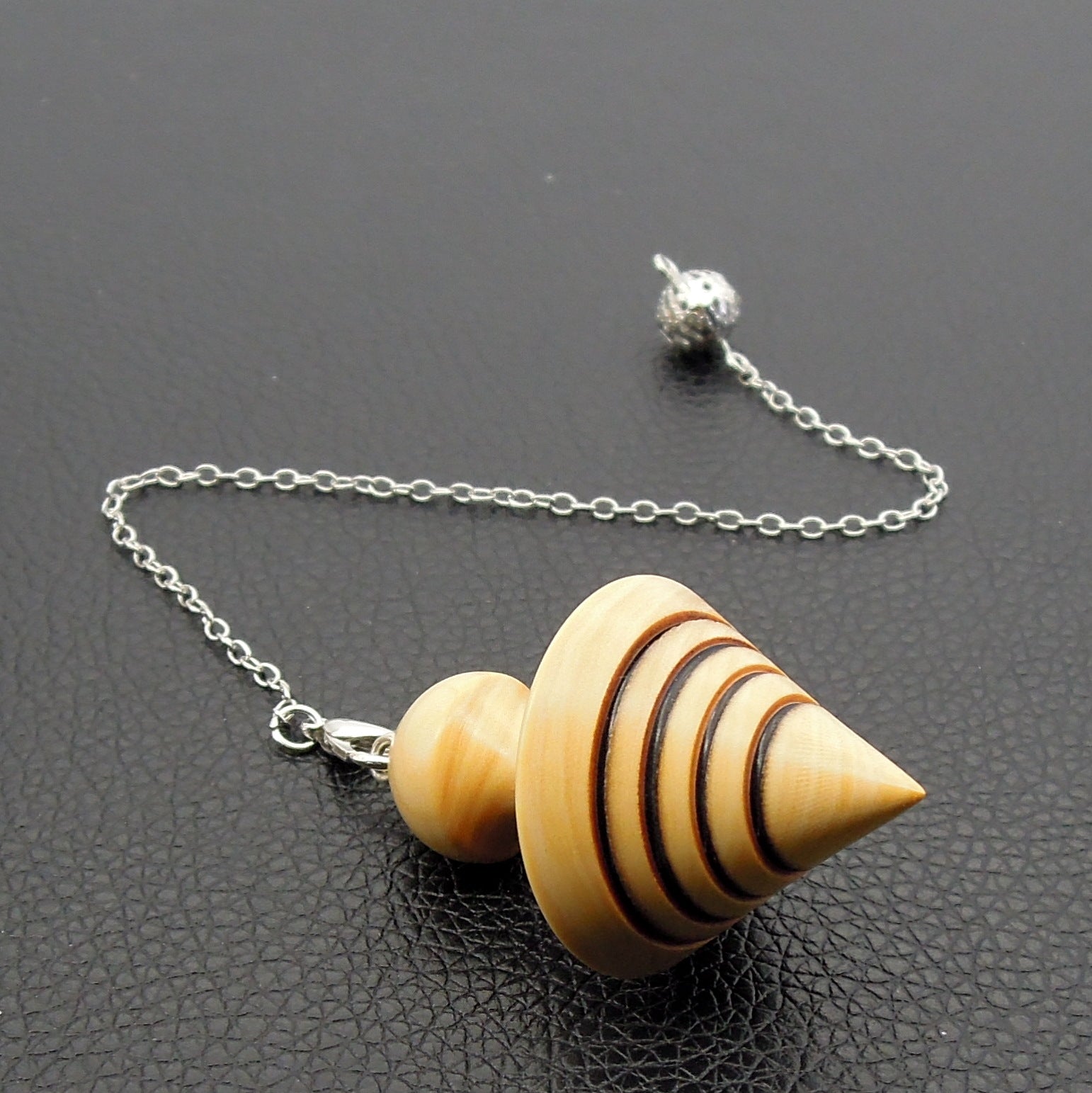 Pendule artisanal de radiesthésie en buis avec chainette..