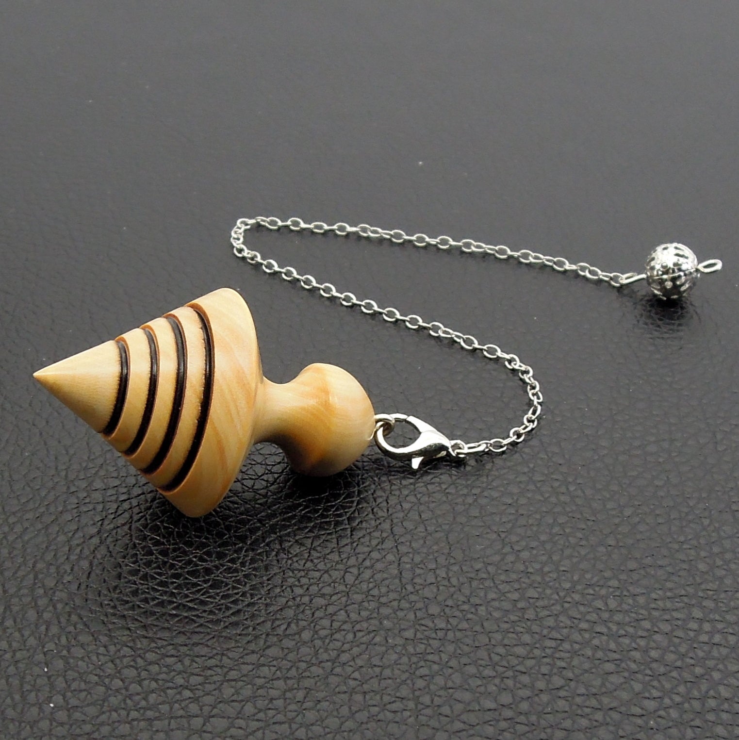 Pendule artisanal de radiesthésie en buis avec chainette..