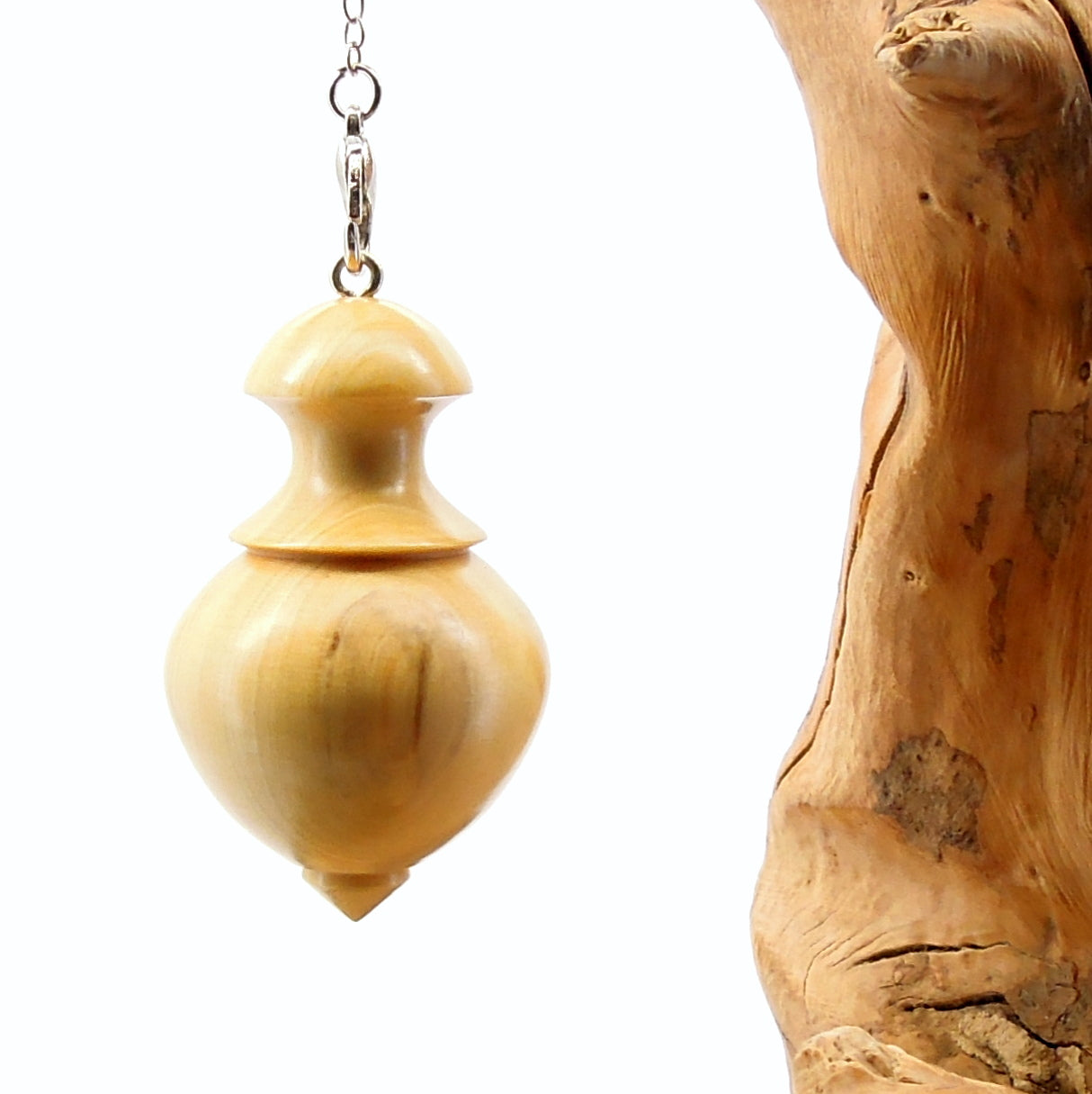 Pendule artisanal de radiesthésie en buis avec chainette.
