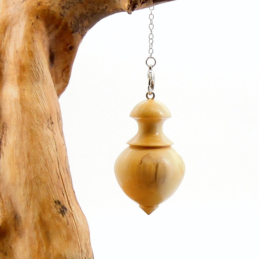 Pendule artisanal de radiesthésie en buis avec chainette.