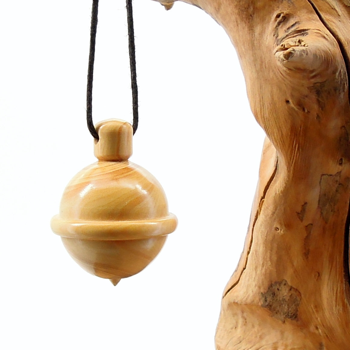 Pendule de radiesthésie artisanal globe en buis avec oeilleton