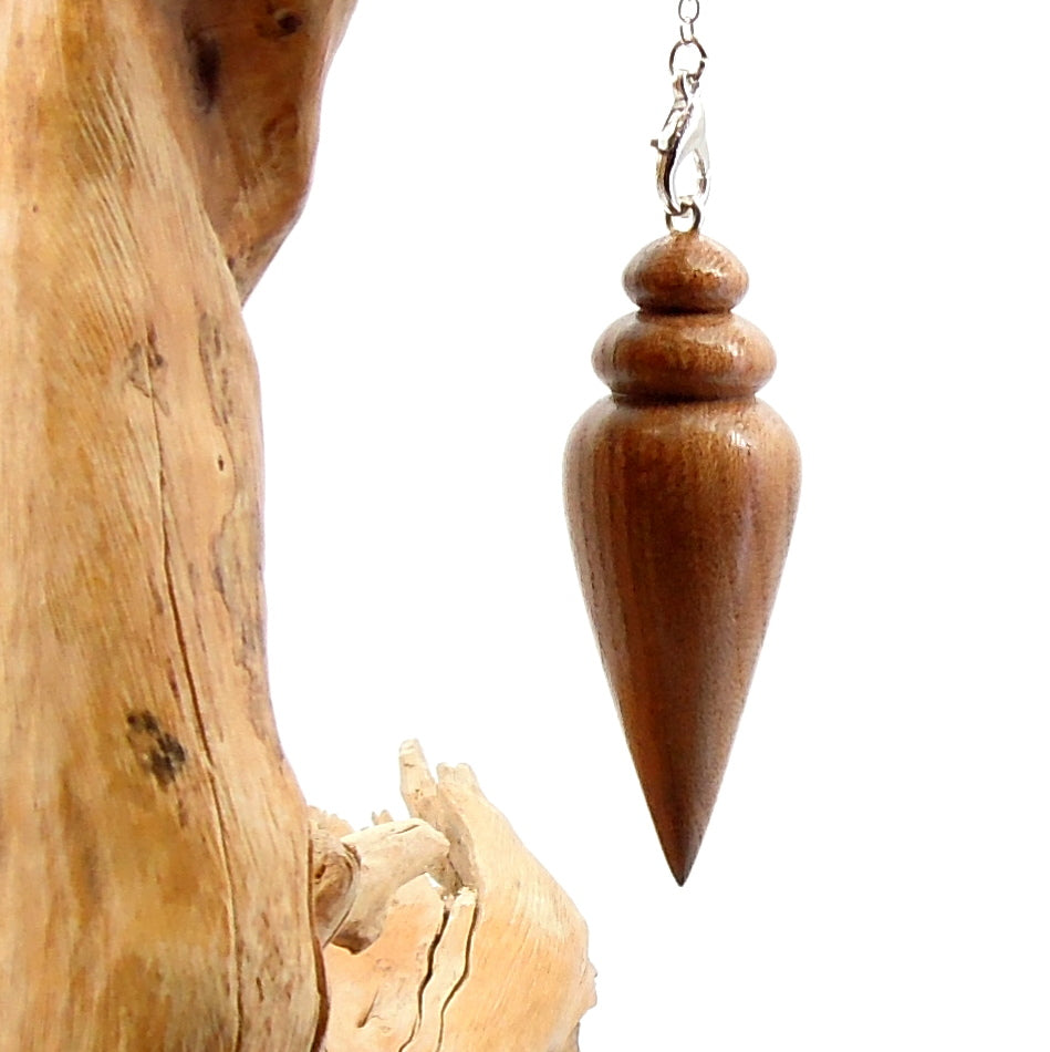 Pendule artisanal de radiesthésie en orme avec chainette..