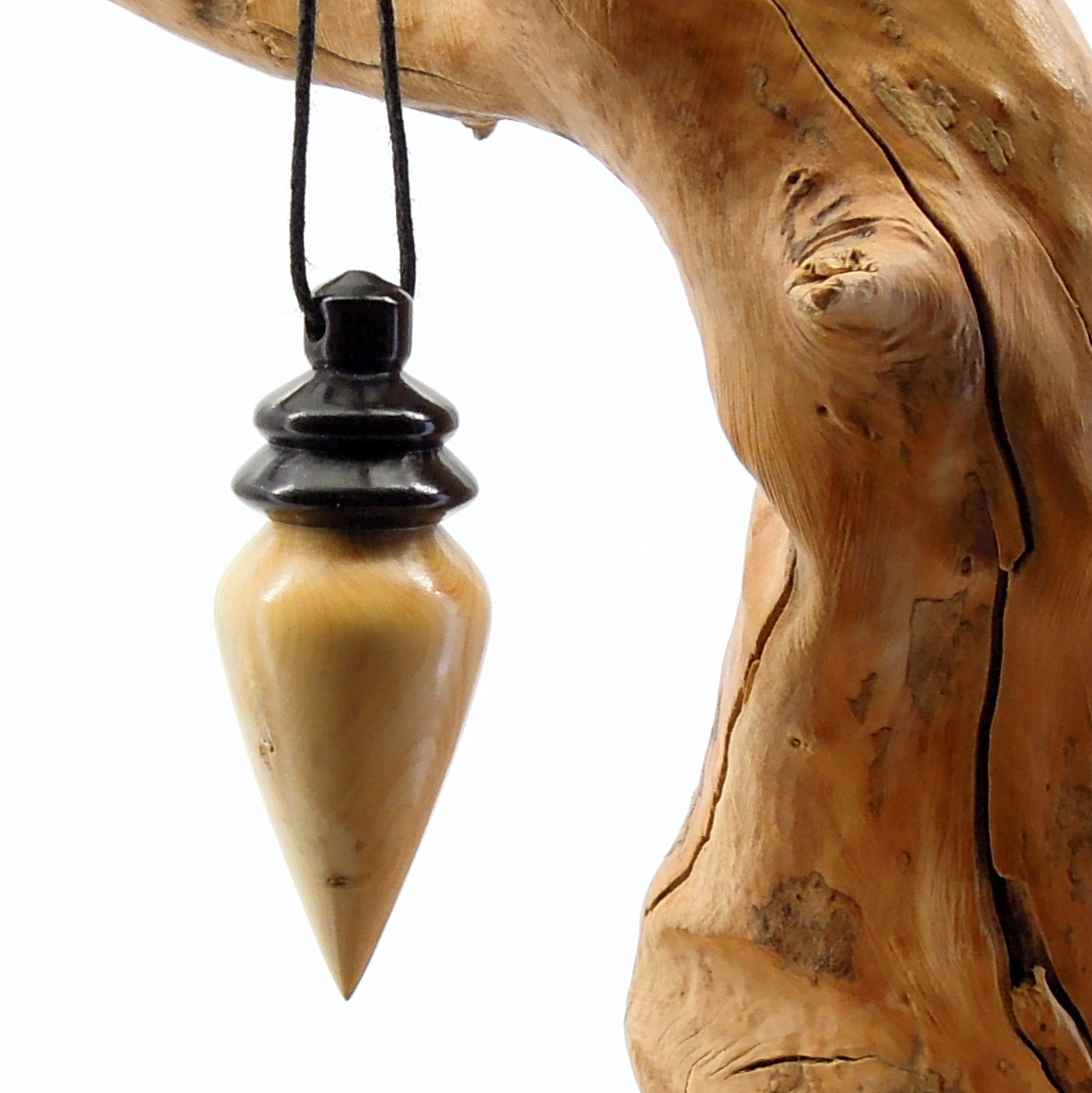 Pendule artisanal divinatoire en buis et ébène avec oeilleton