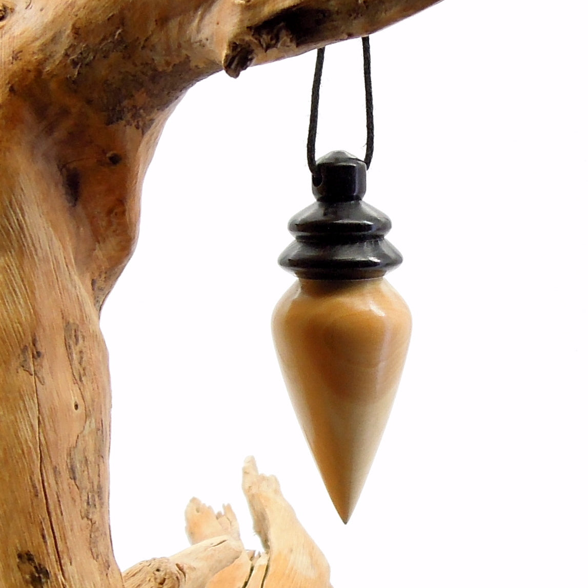 Pendule artisanal divinatoire en buis et ébène avec oeilleton