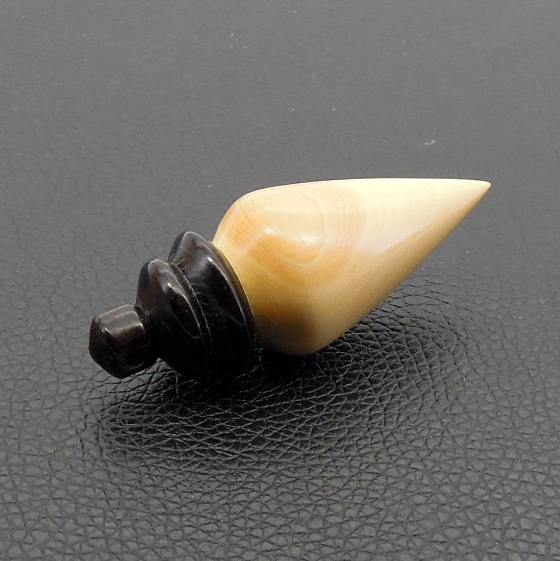 Pendule artisanal divinatoire en buis et ébène avec oeilleton