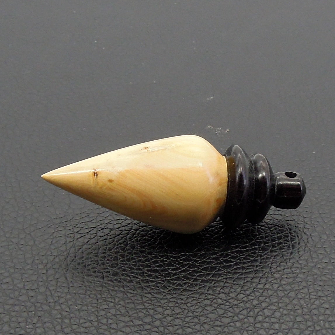 Pendule artisanal divinatoire en buis et ébène avec oeilleton