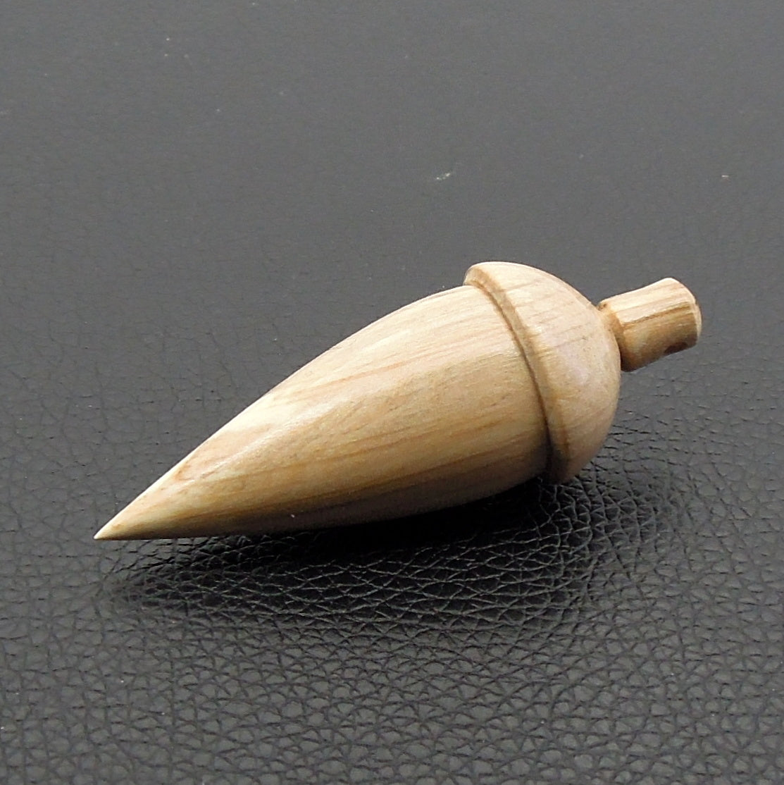 Pendule artisanal divinatoire en charme échauffé avec oeilleton.