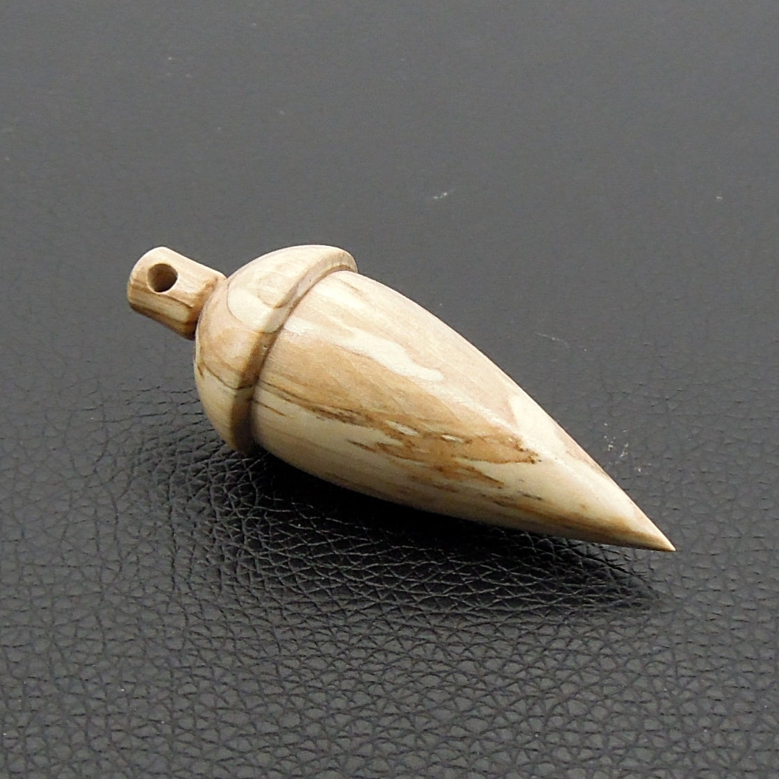 Pendule artisanal divinatoire en charme échauffé avec oeilleton.
