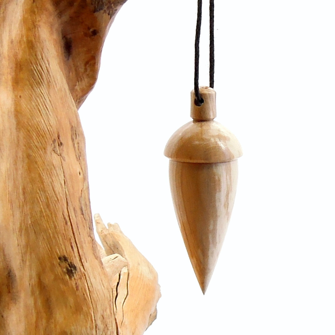 Pendule artisanal divinatoire en charme échauffé avec oeilleton.