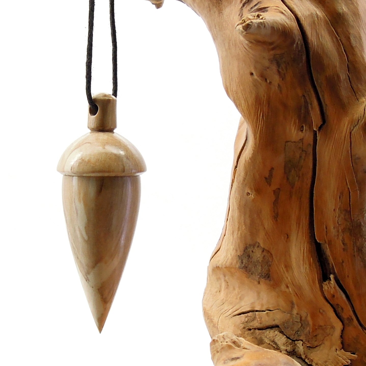 Pendule artisanal divinatoire en charme échauffé avec oeilleton.