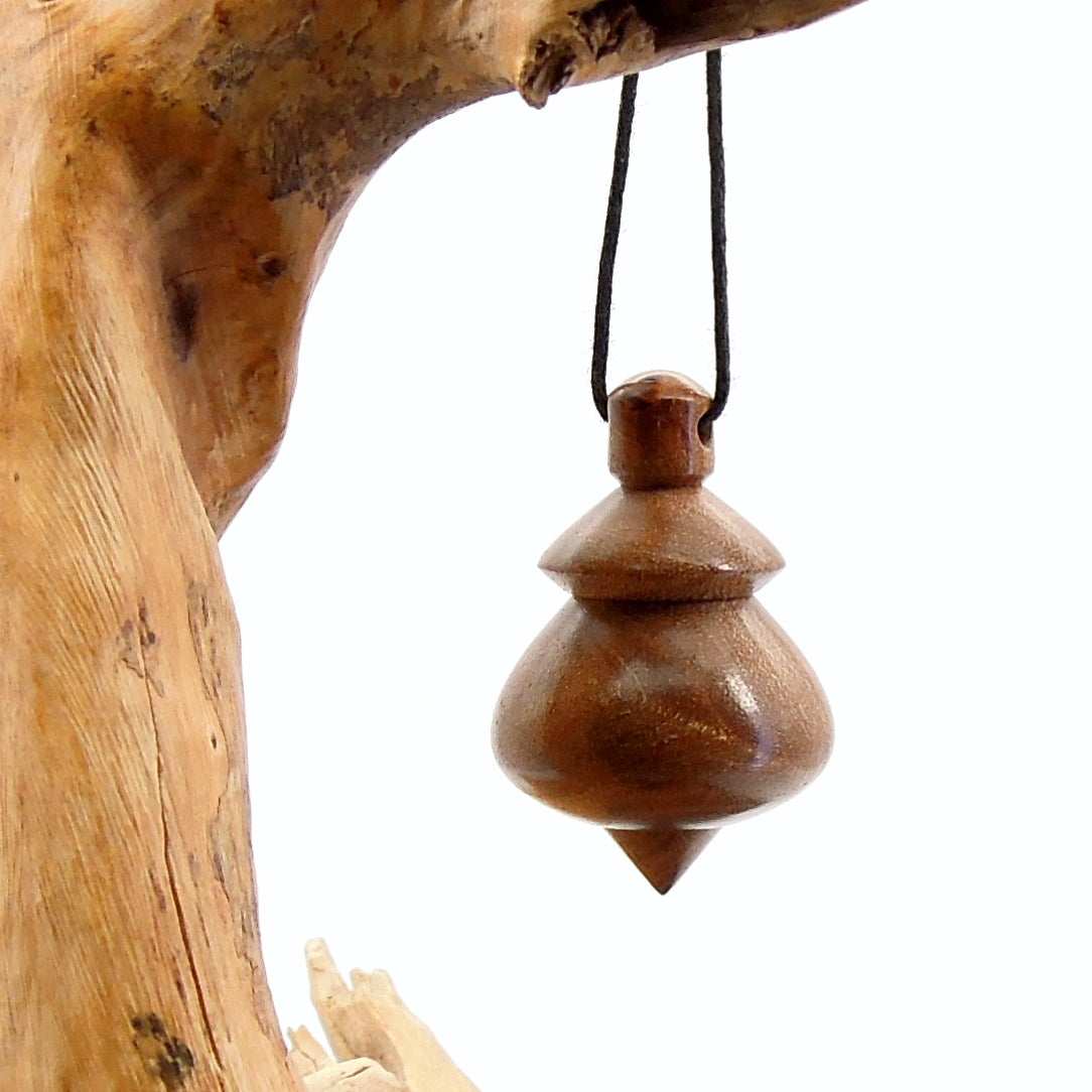 Pendule artisanal de radiesthésie en orme avec oeilleton.