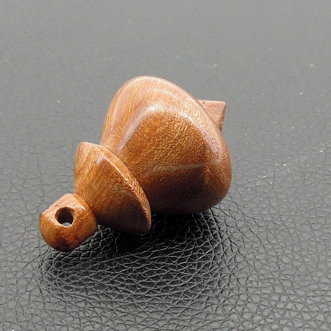 Pendule artisanal de radiesthésie en orme avec oeilleton.