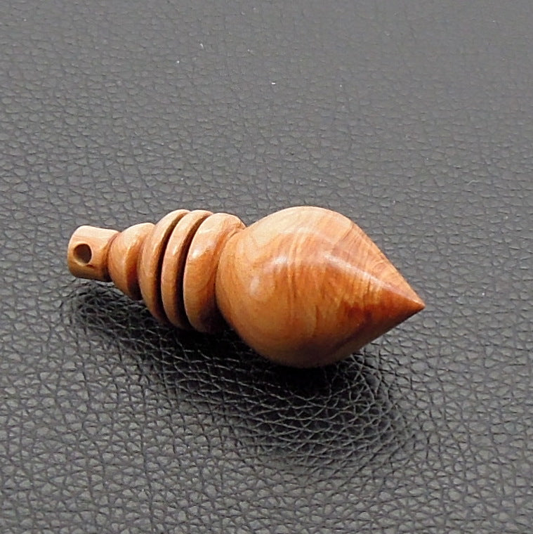 Pendule de radiesthésie artisanal en cade avec oeilleton