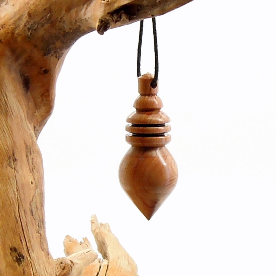 Pendule de radiesthésie artisanal en cade avec oeilleton