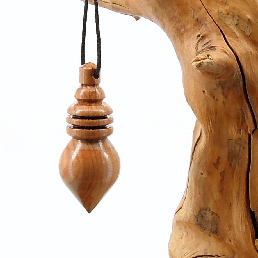 Pendule de radiesthésie artisanal en cade avec oeilleton