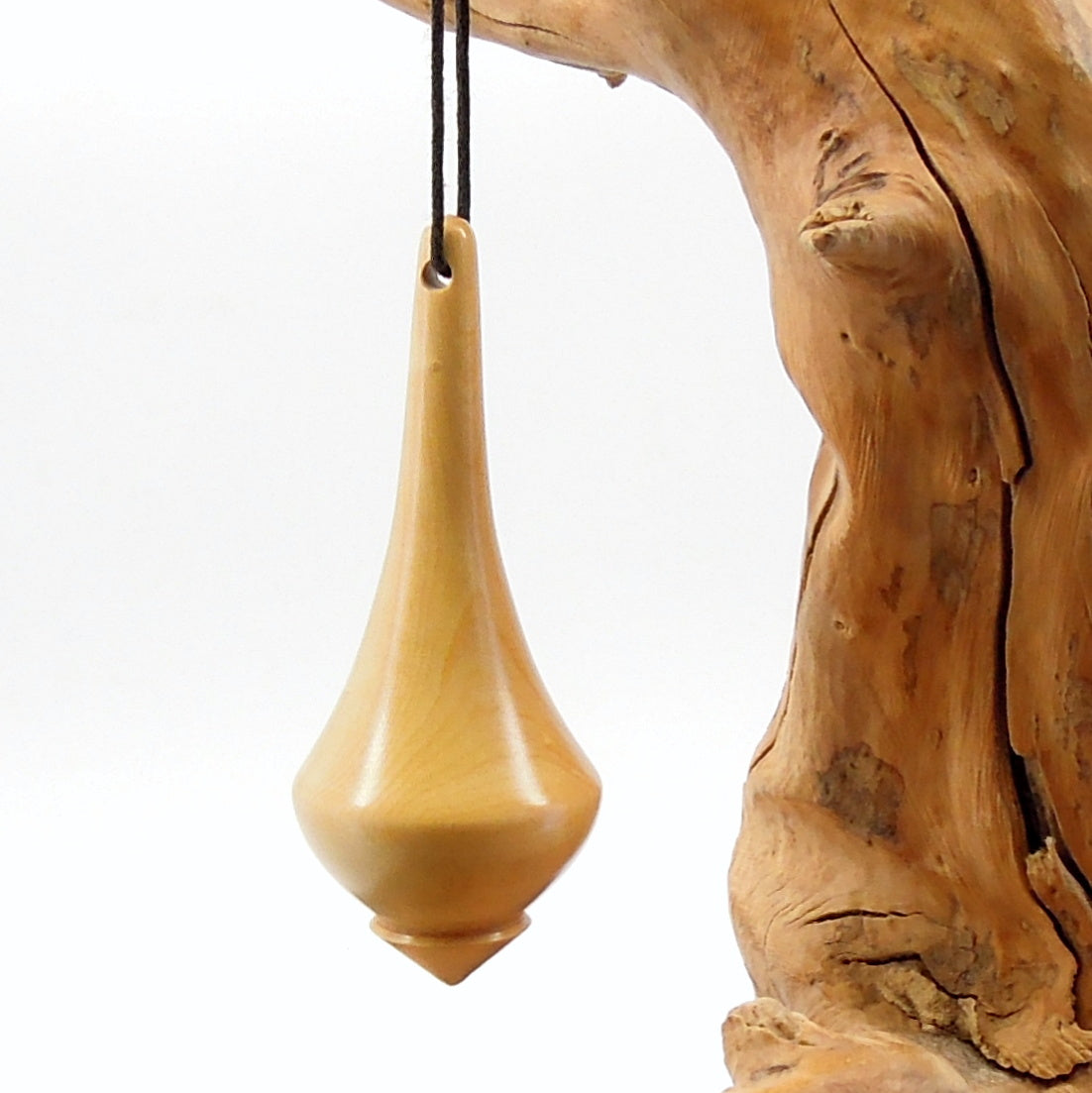 Pendule artisanal de radiesthésie en buis avec oeilleton.
