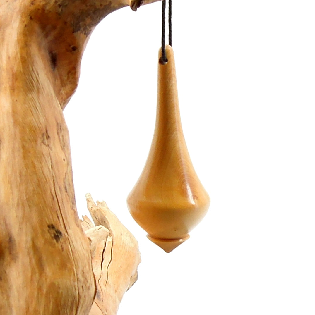 Pendule artisanal de radiesthésie en buis avec oeilleton.