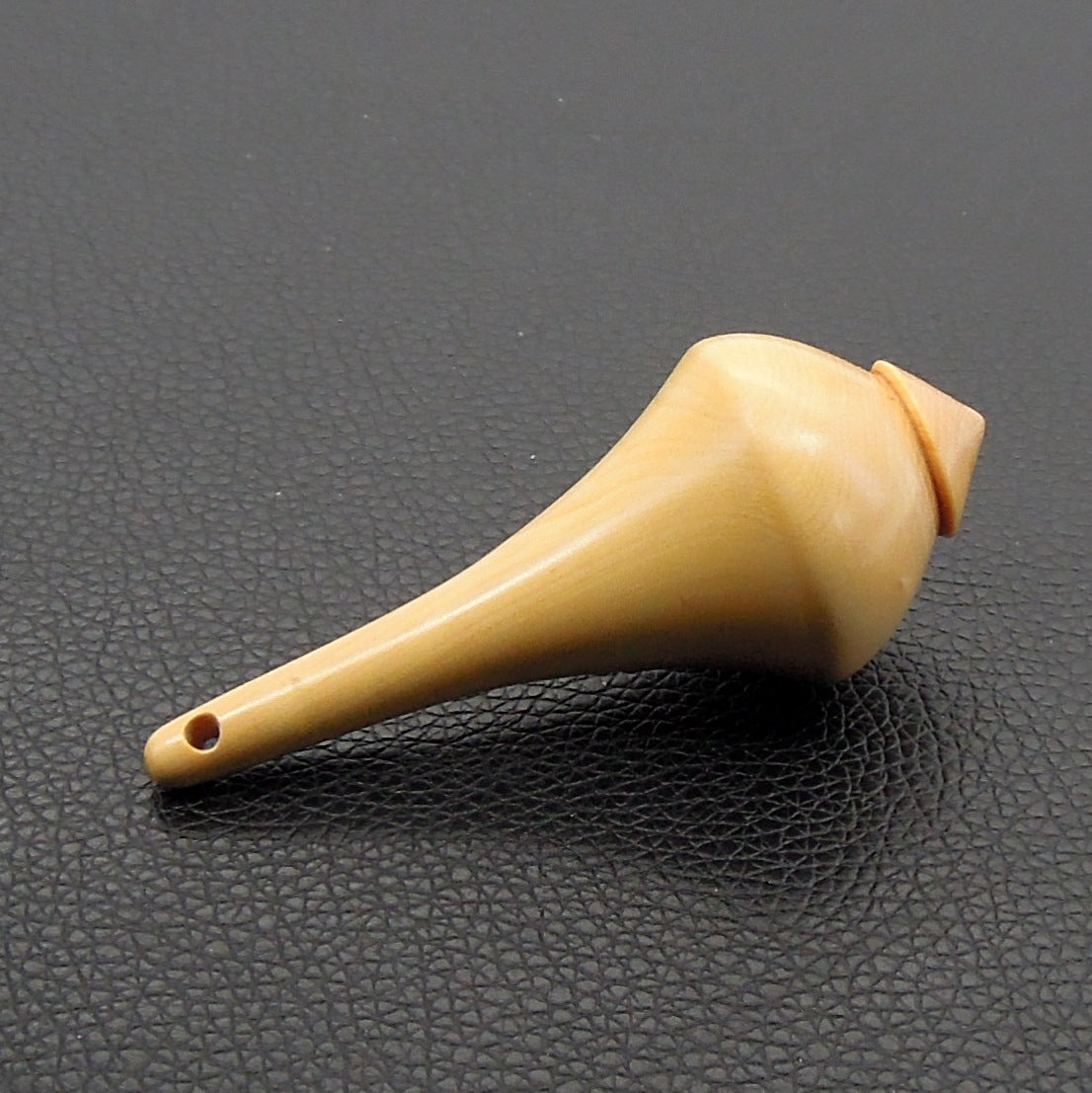 Pendule artisanal de radiesthésie en buis avec oeilleton.
