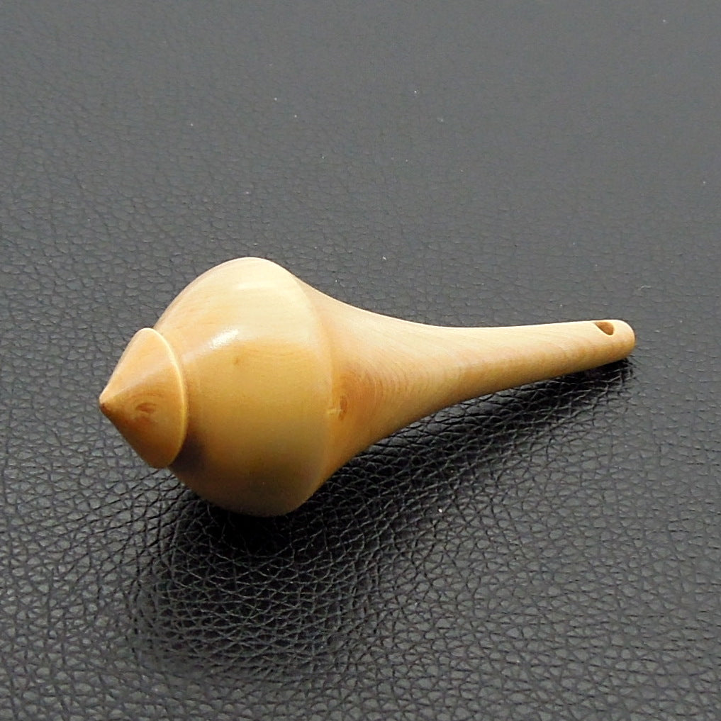 Pendule artisanal de radiesthésie en buis avec oeilleton.
