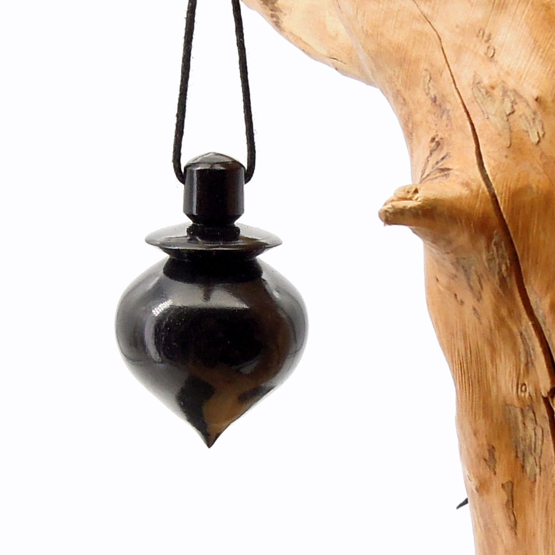 Pendule artisanal de radiesthésie en ébène avec oeilleton..