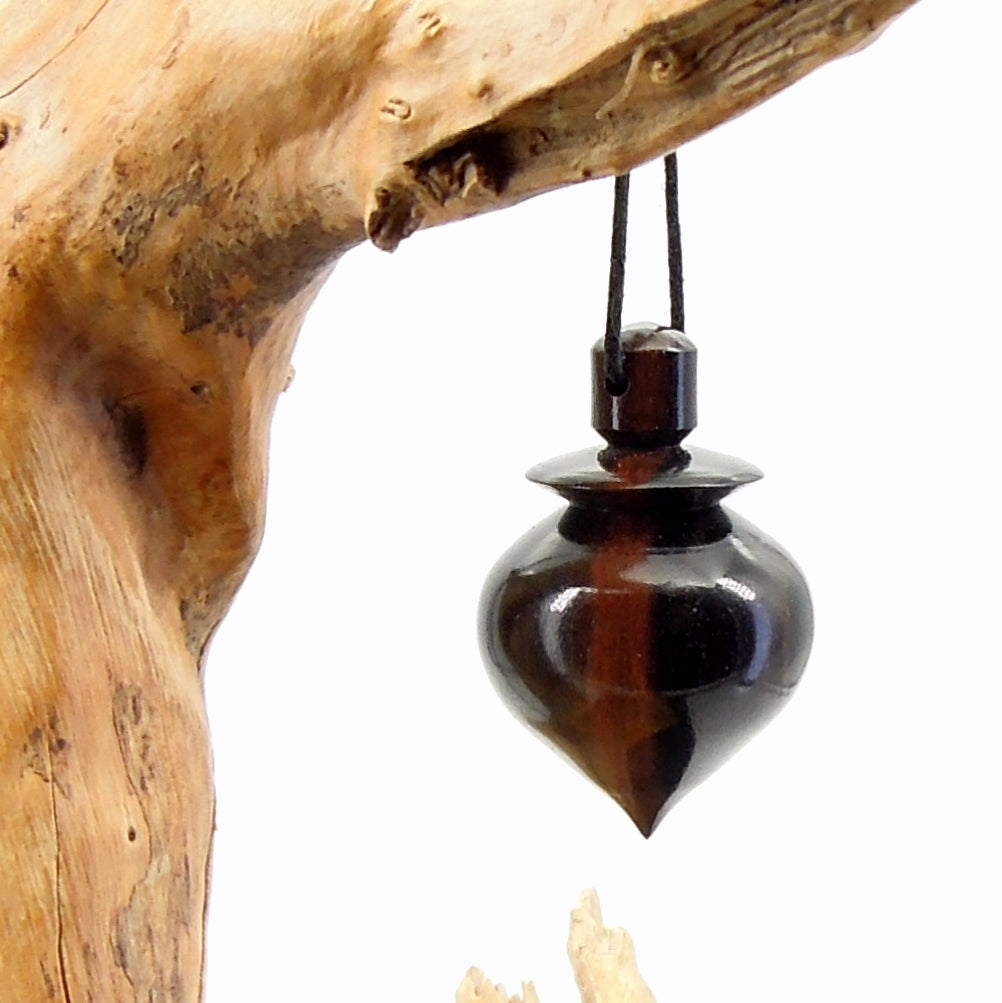 Pendule artisanal de radiesthésie en ébène avec oeilleton..