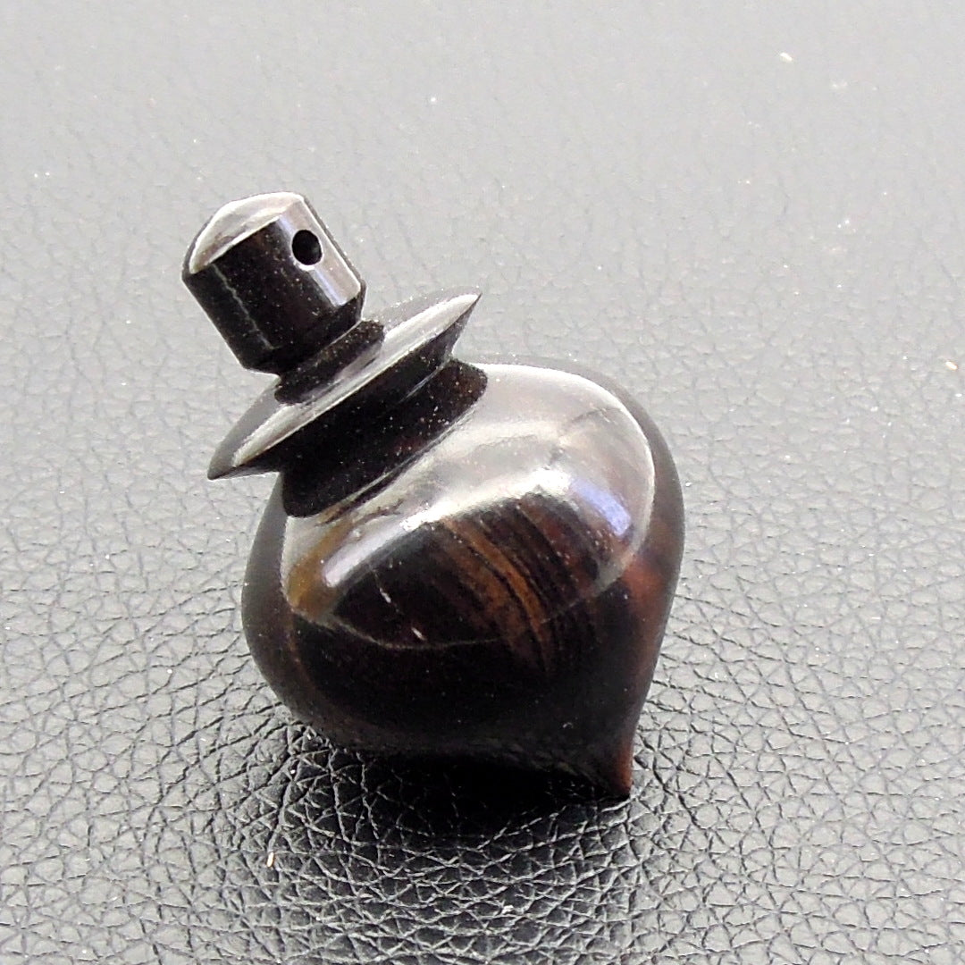 Pendule artisanal de radiesthésie en ébène avec oeilleton..