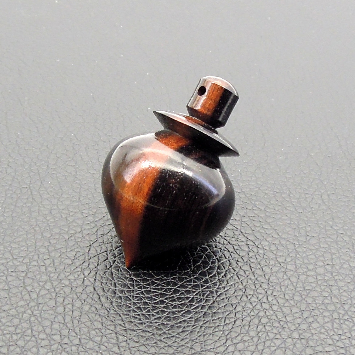 Pendule artisanal de radiesthésie en ébène avec oeilleton..