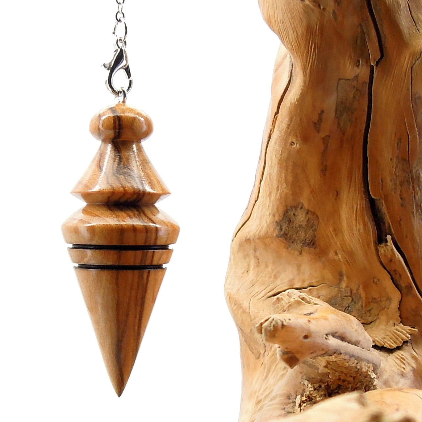 Pendule artisanal divinatoire en olivier avec chainette..