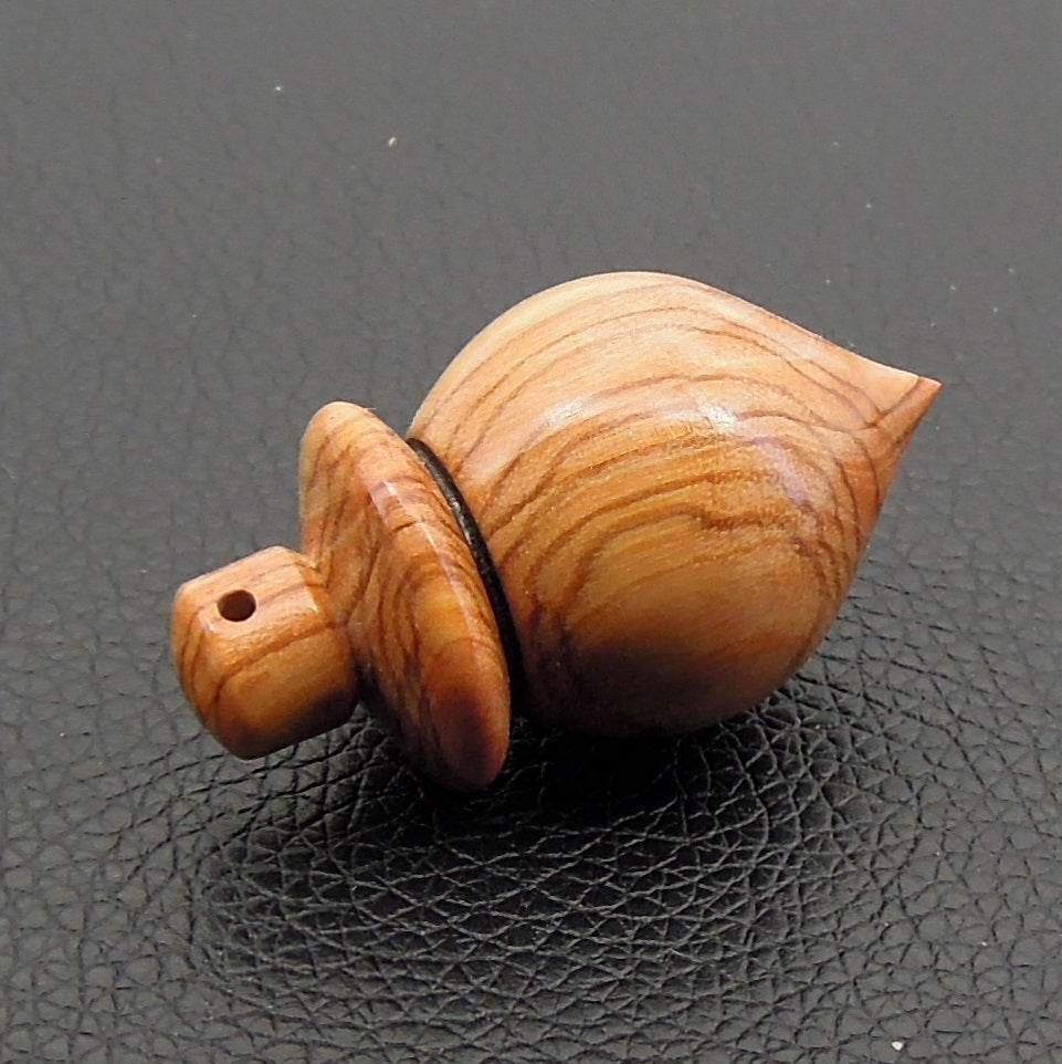 Pendule artisanal divinatoire en olivier avec oeilleton