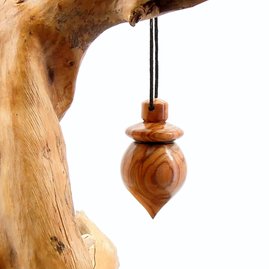 Pendule artisanal divinatoire en olivier avec oeilleton