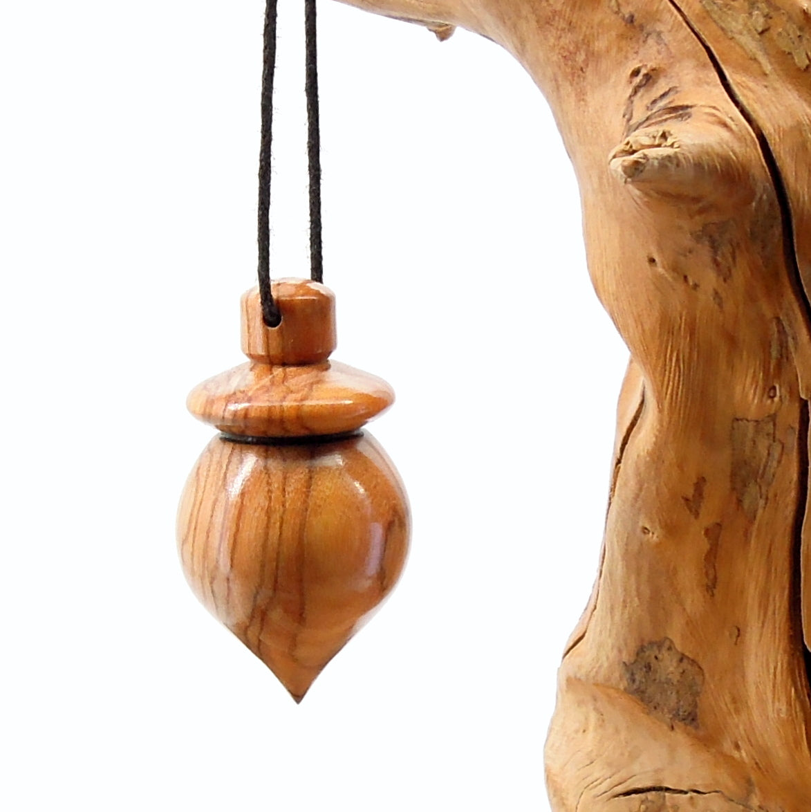 Pendule artisanal divinatoire en olivier avec oeilleton