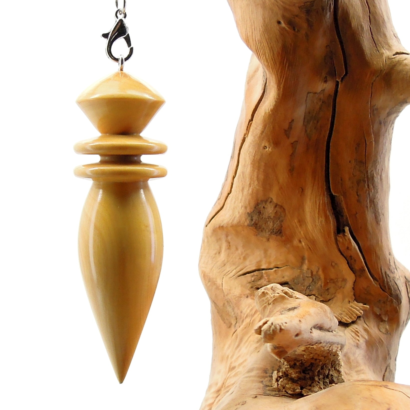 Pendule artisanal de radiesthésie en buis avec chainette.