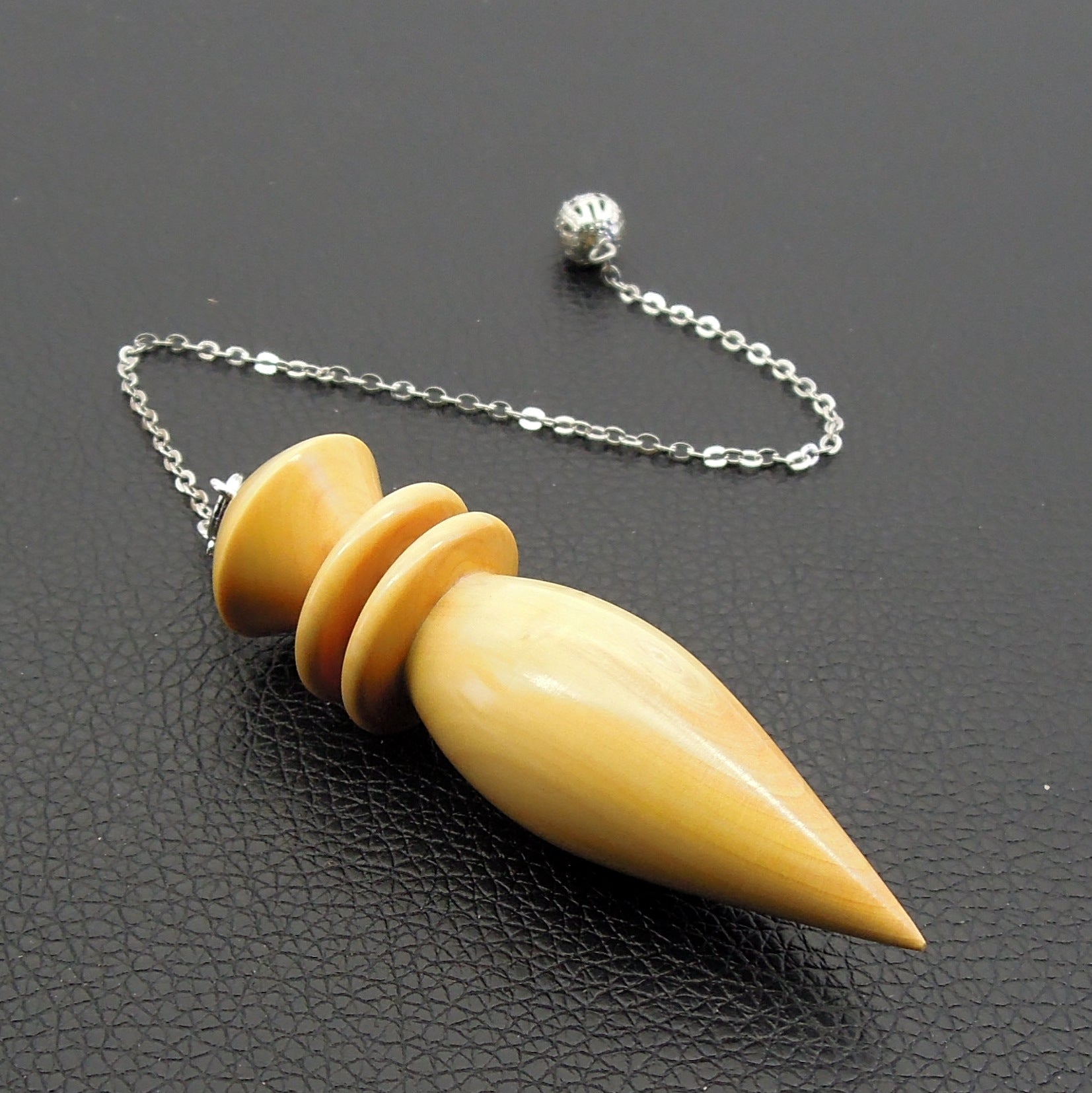 Pendule artisanal de radiesthésie en buis avec chainette.