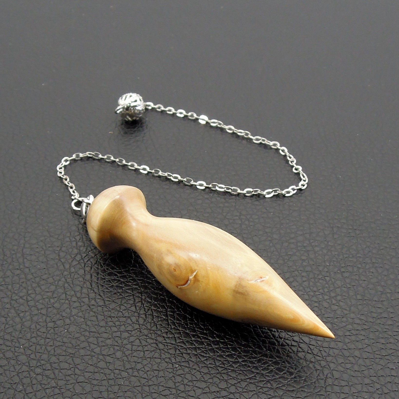 Pendule artisanal de radiesthésie en buis avec chainette.