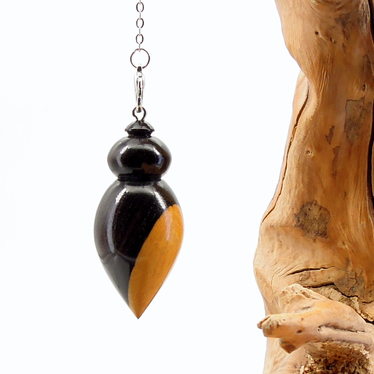 Pendule artisanal de radiesthésie en ébène avec chainette.