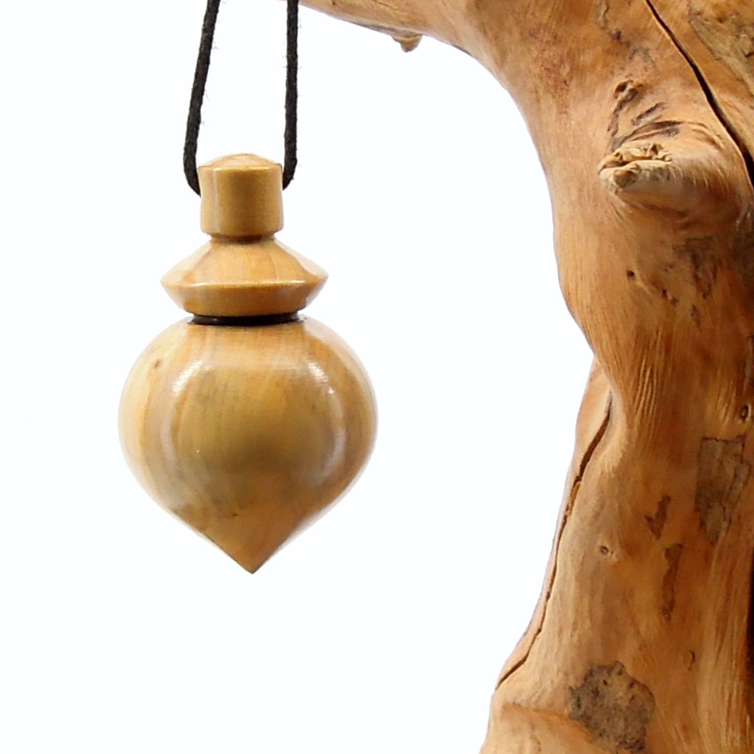 Pendule artisanal de radiesthésie en buis avec oeilleton.
