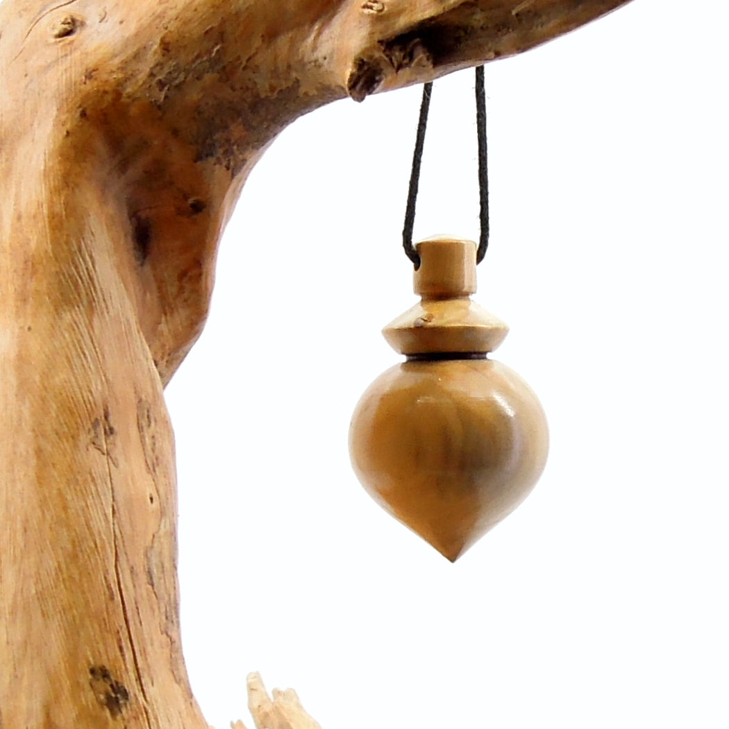 Pendule artisanal de radiesthésie en buis avec oeilleton.