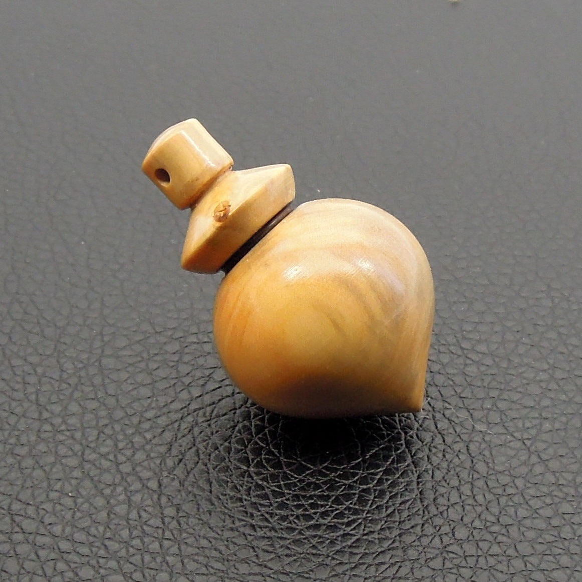 Pendule artisanal de radiesthésie en buis avec oeilleton.
