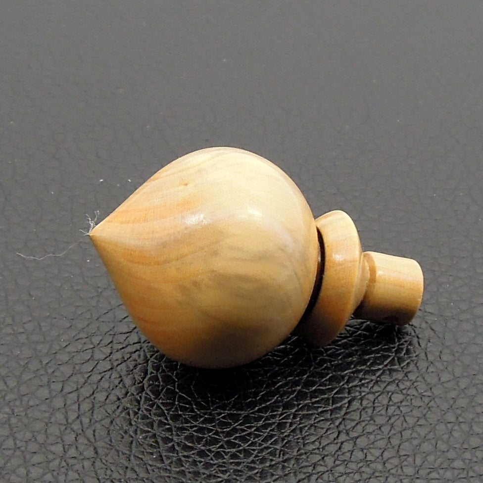 Pendule artisanal de radiesthésie en buis avec oeilleton.