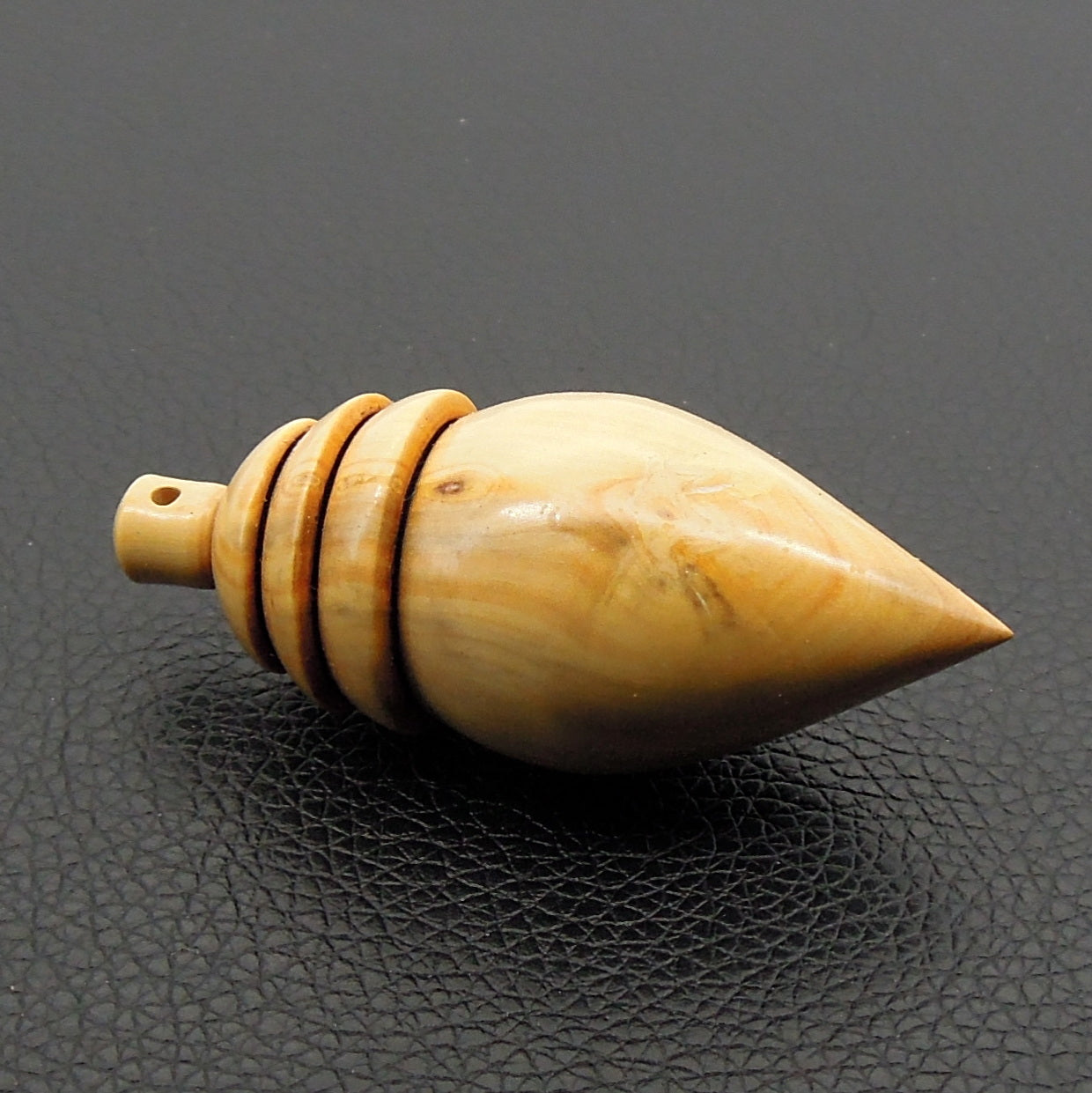 Pendule artisanal de radiesthésie en buis avec oeilleton.
