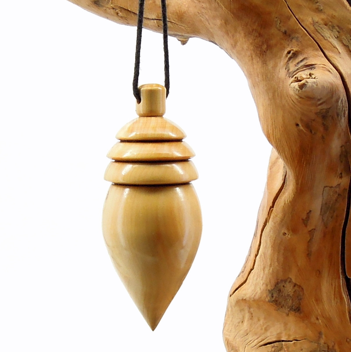 Pendule artisanal de radiesthésie en buis avec oeilleton.