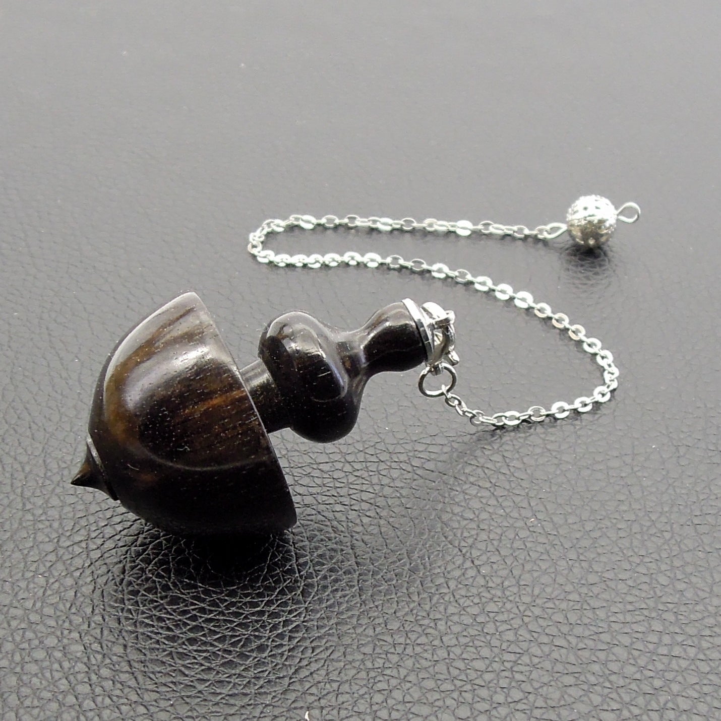 Pendule artisanal de radiesthésie en ébène avec chainette.