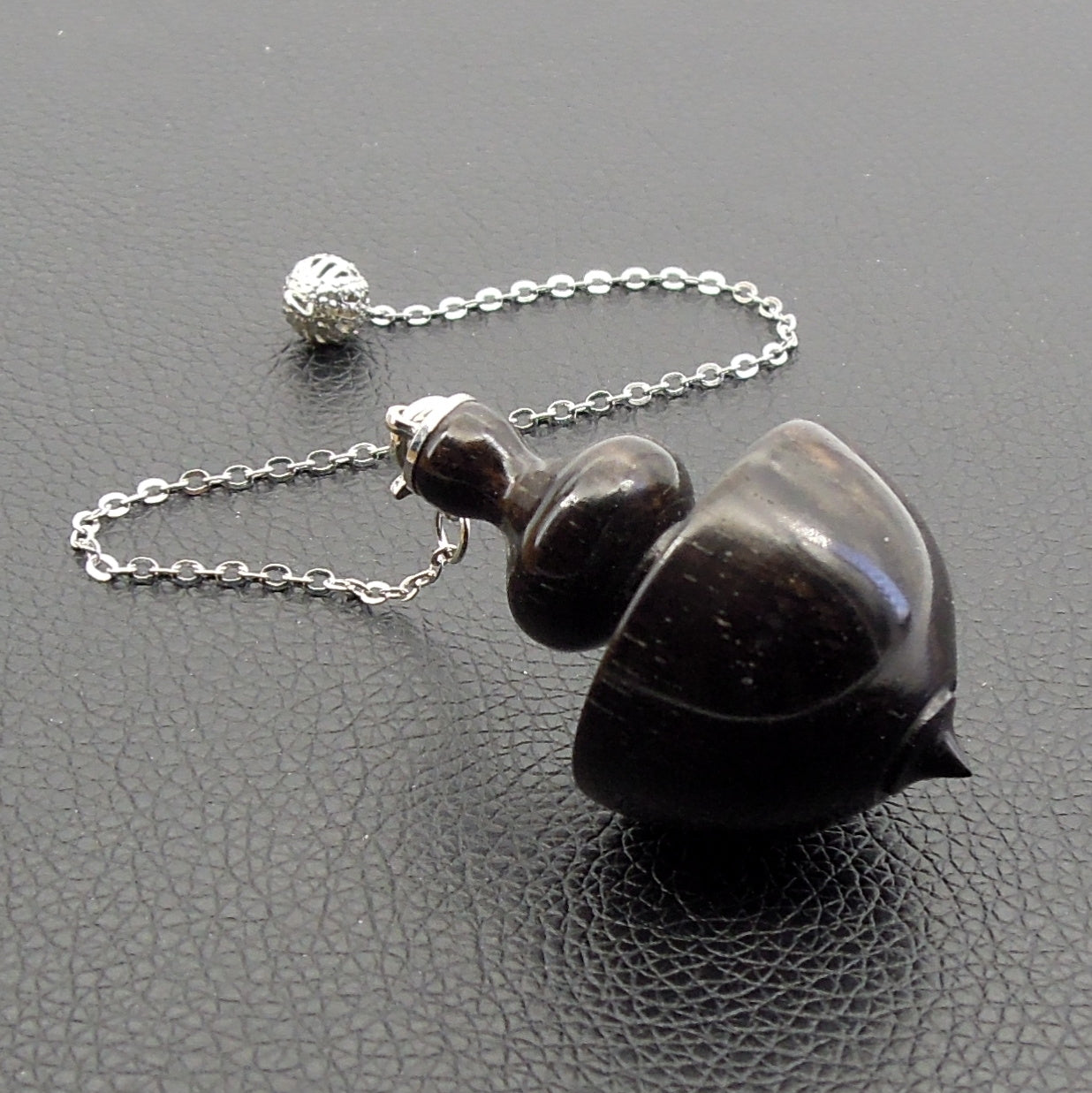 Pendule artisanal de radiesthésie en ébène avec chainette.
