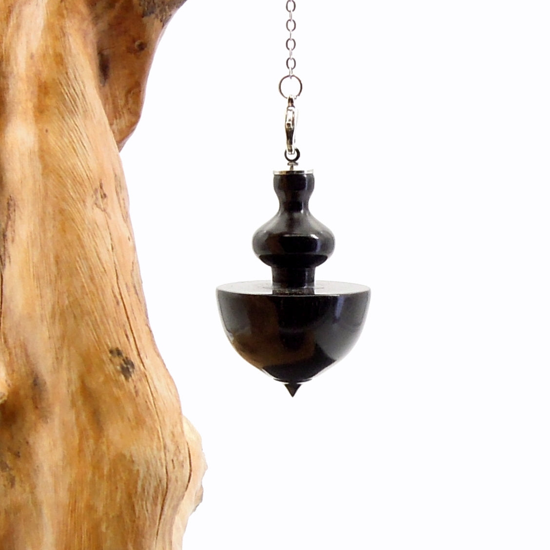 Pendule artisanal de radiesthésie en ébène avec chainette.