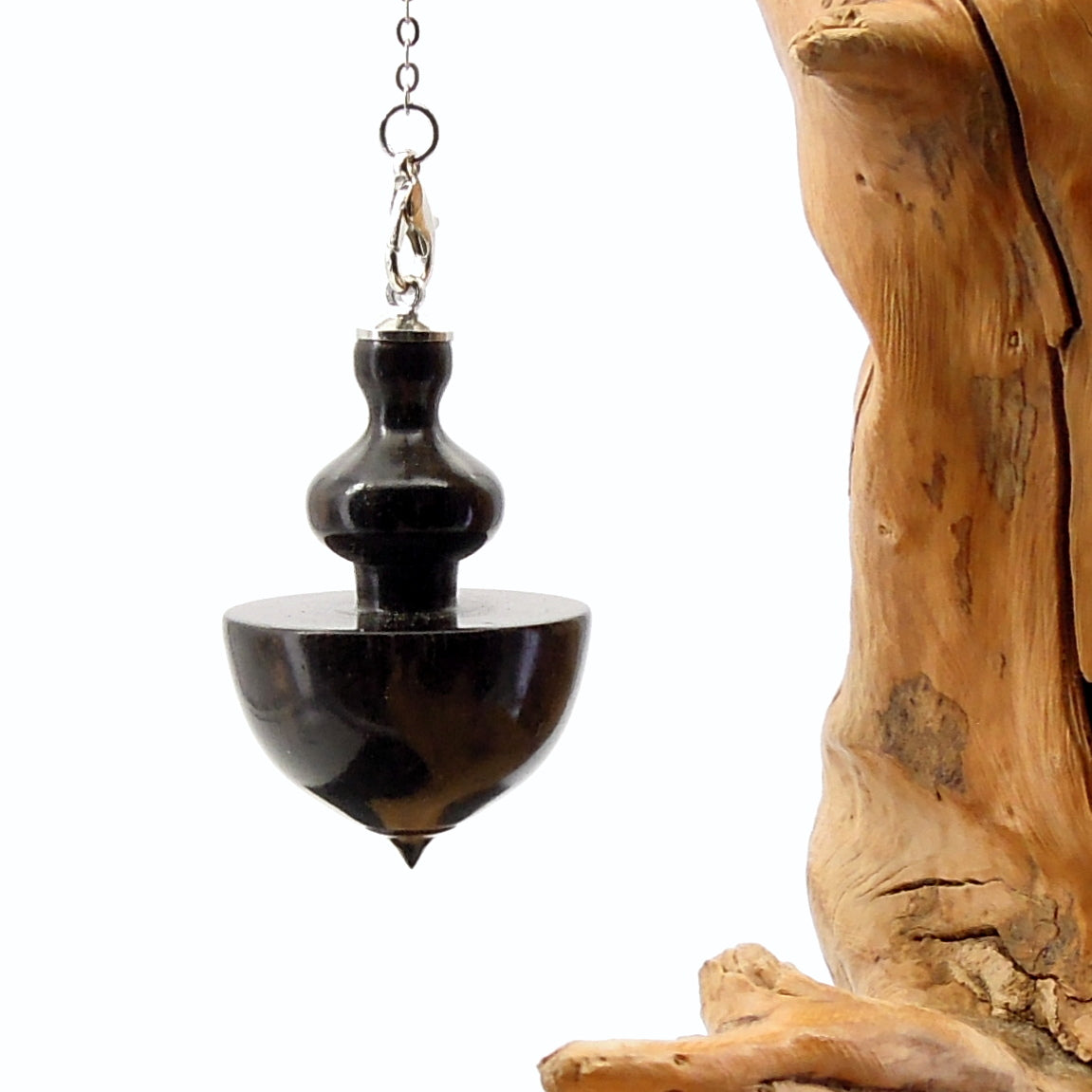 Pendule artisanal de radiesthésie en ébène avec chainette.