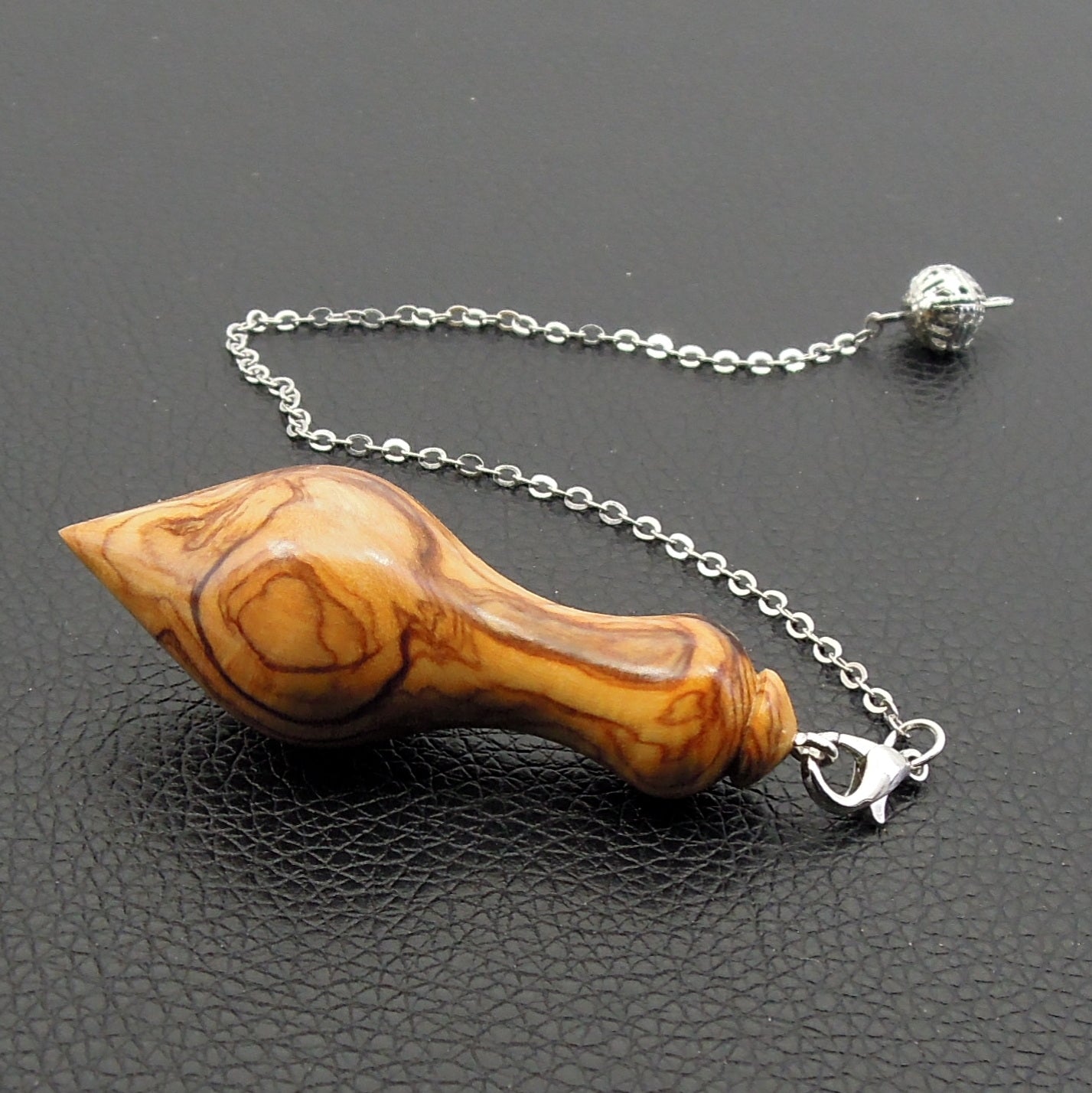 Pendule artisanal divinatoire en olivier avec chainette..