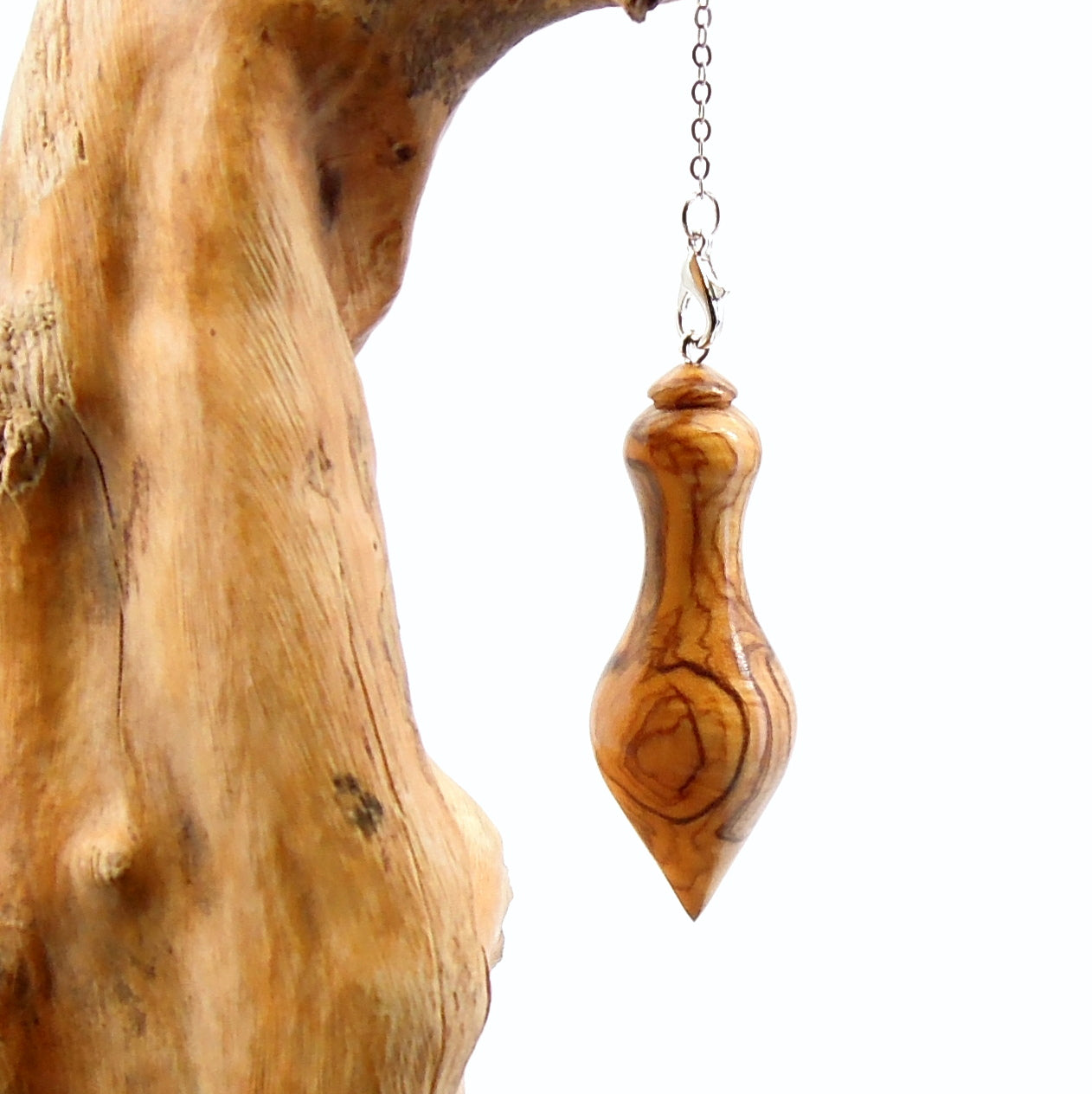 Pendule artisanal divinatoire en olivier avec chainette..