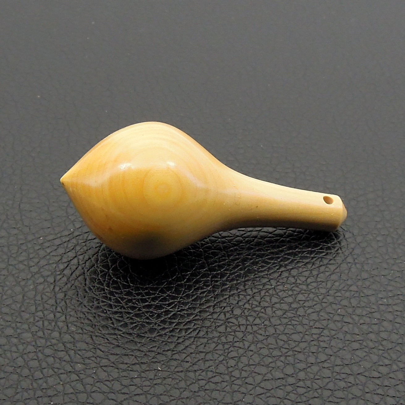 Pendule artisanal de radiesthésie en buis avec oeilleton.